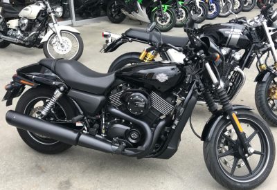 駐車場に停められたハーレーダビットソンのバイク