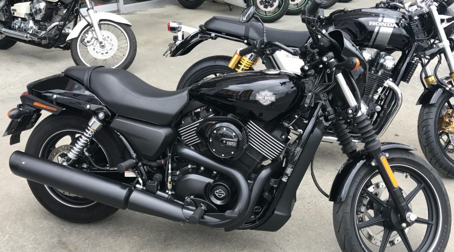 駐車場に停められたハーレーダビットソンのバイク